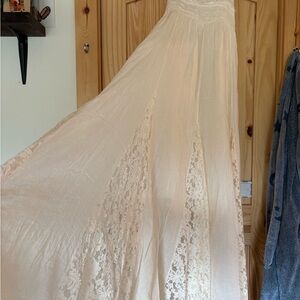 Elegant Cream Lace Wedding Dress